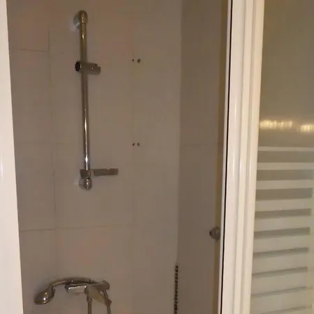 Hotel Etanit ! Plein Centre - 1mn Du Bus, De La Gare Du Train Et Liaison Aeroport -chambres Climatisees -spacieuses Amenagees Pour Singles, Couple, Et Ou Familles -parking A Velos -consigne *