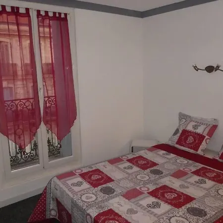 Etanit ! Plein Centre - 1mn Du Bus, De La Gare Du Train Et Liaison Aeroport -chambres Climatisees -spacieuses Amenagees Pour Singles, Couple, Et Ou Familles -parking A Velos -consigne Hotel *