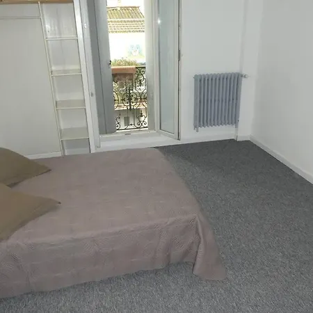 Etanit ! Plein Centre - 1mn Du Bus, De La Gare Du Train Et Liaison Aeroport -chambres Climatisees -spacieuses Amenagees Pour Singles, Couple, Et Ou Familles -parking A Velos -consigne Beziers