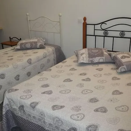 Etanit ! Parking Velo, Etape Bicycle - 1mn A Toute Connection Bus,train Et Aeroport - Calme Plein Centre De Pour Visiter,manger - Climatisees, Spacieuses Amenagees Pour Singles, Couple, Et Ou Familles - Consigne Et Petit Dej En