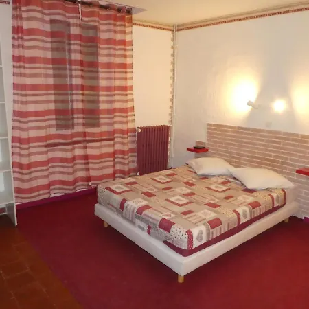 Hotel Etanit ! Plein Centre - 1mn Du Bus, De La Gare Du Train Et Liaison Aeroport -chambres Climatisees -spacieuses Amenagees Pour Singles, Couple, Et Ou Familles -parking A Velos -consigne *