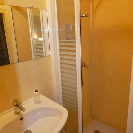 Etanit ! Plein Centre - 1mn Du Bus, De La Gare Du Train Et Liaison Aeroport -chambres Climatisees -spacieuses Amenagees Pour Singles, Couple, Et Ou Familles -parking A Velos -consigne Beziers