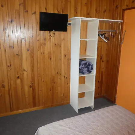 Hotel Etanit ! Plein Centre - 1mn Du Bus, De La Gare Du Train Et Liaison Aeroport -chambres Climatisees -spacieuses Amenagees Pour Singles, Couple, Et Ou Familles -parking A Velos -consigne *