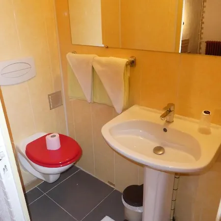 Etanit ! Plein Centre - 1mn Du Bus, De La Gare Du Train Et Liaison Aeroport -chambres Climatisees -spacieuses Amenagees Pour Singles, Couple, Et Ou Familles -parking A Velos -consigne Hotel Beziers