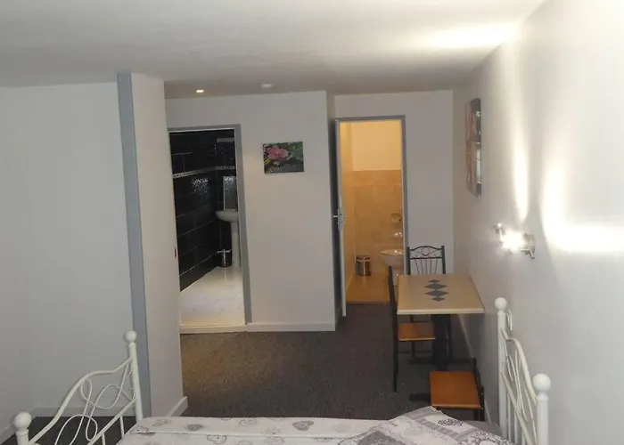 Etanit ! Parking Velo, Etape Bicycle - 1mn A Toute Connection Bus,train Et Aeroport - Calme Plein Centre De Pour Visiter,manger - Climatisees, Spacieuses Amenagees Pour Singles, Couple, Et Ou Familles - Consigne Et Petit Dej En