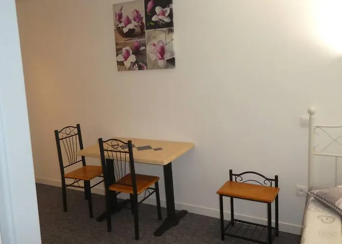 Etanit ! Parking Velo, Etape Bicycle - 1mn A Toute Connection Bus,train Et Aeroport - Calme Plein Centre De Pour Visiter,manger - Climatisees, Spacieuses Amenagees Pour Singles, Couple, Et Ou Familles - Consigne Et Petit Dej En