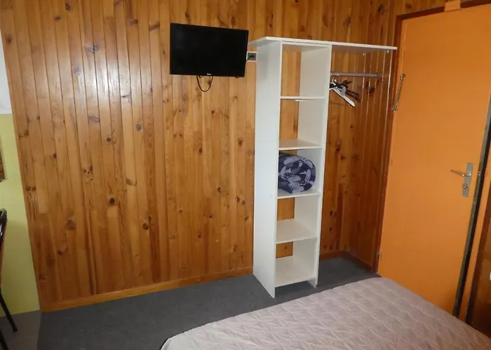 ホテル Etanit ! Parking Velo, Etape Bicycle - 1mn A Toute Connection Bus,train Et Aeroport - Calme Plein Centre De Pour Visiter,manger - Climatisees, Spacieuses Amenagees Pour Singles, Couple, Et Ou Familles - Consigne Et Petit Dej En *